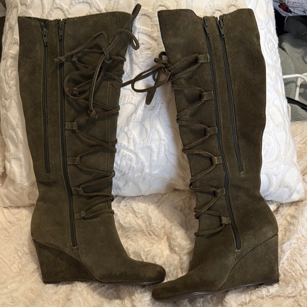 AEROSOLES Green Heeled Boots with Lace-Up Design